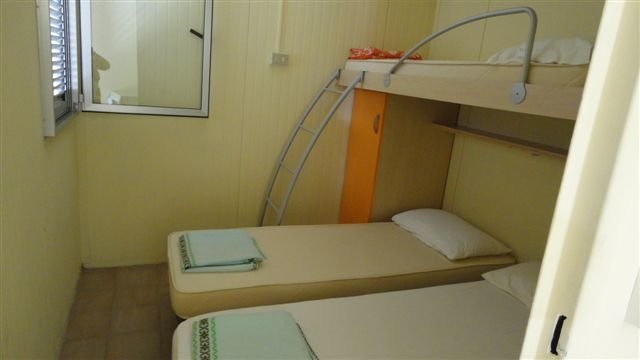 Camera con letto a castello e singolo.
