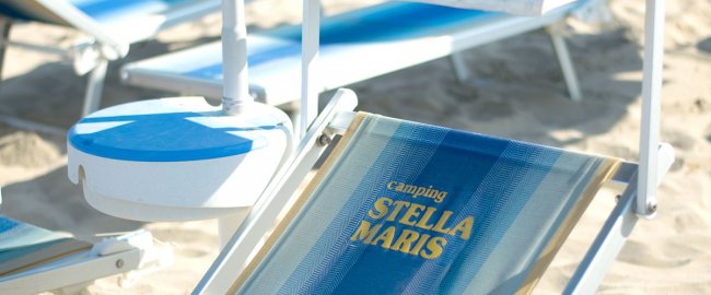 Lettino blu con logo 