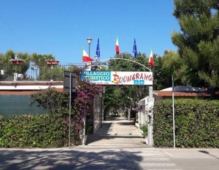 Ingresso di un villaggio turistico con cartello.