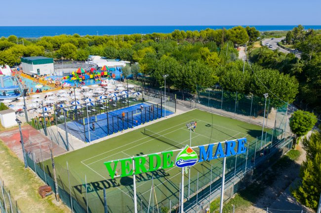 Campo sportivo vicino a una piscina e mare.