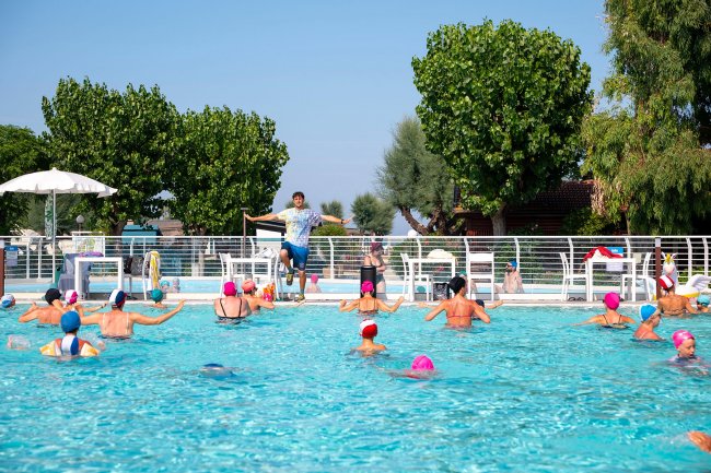 Persone in una lezione di acquagym in piscina.