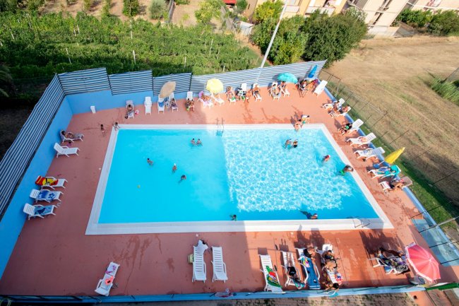 Piscina affollata vista dall'alto.