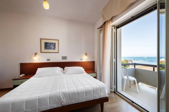 Camera con letto matrimoniale e balcone vista mare.