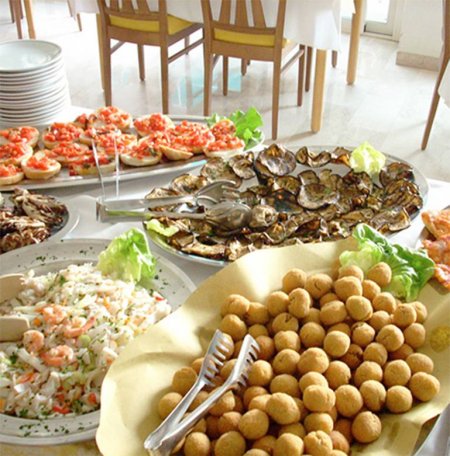 Buffet con cibo vario, tra cui frutti di mare e verdure.