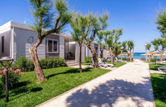 Bungalow moderno con giardino e sentiero.